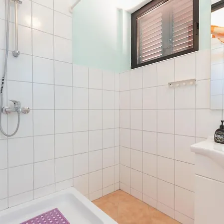 1 Bedroom Cozy In Appartement *